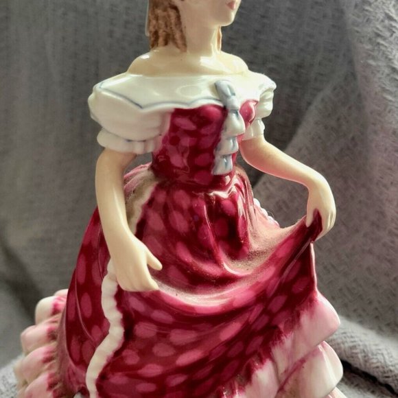 Gorgeous Royal Dulton sweet 16 figurine - Picture 10 of 10